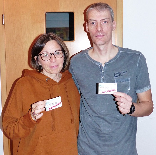 Werner Hering Foto: Gewinner Ivonne und Klaus Broska mit ihrem Gewinn, die beiden Saisonkarten