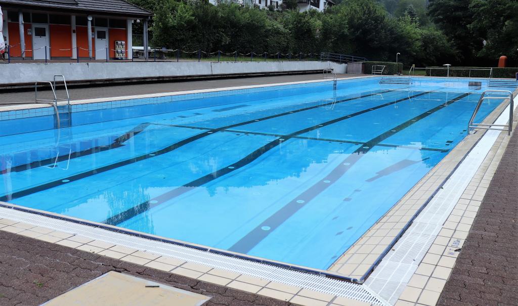 Das Wasser strömt ein und hat etwa zwei Drittel des Beckens gefüllt Das Wasser strömt ein und hat etwa zwei Drittel des Beckens gefüllt