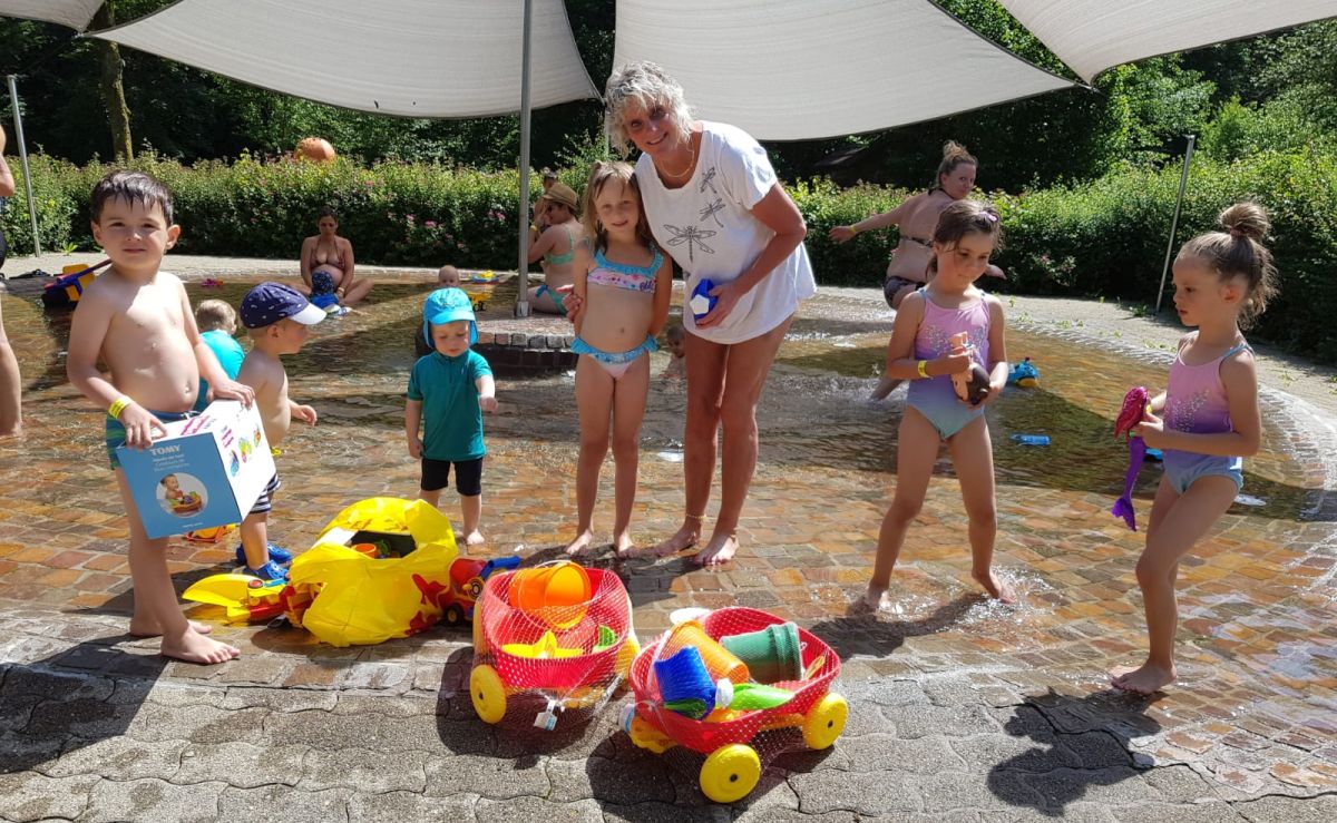 Neue Spielsachen für die kleinen Freibadgäste